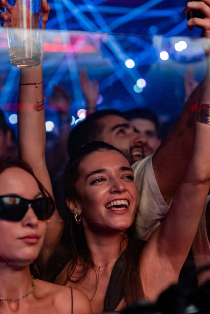 Asistentes disfrutando de un evento de música electrónica